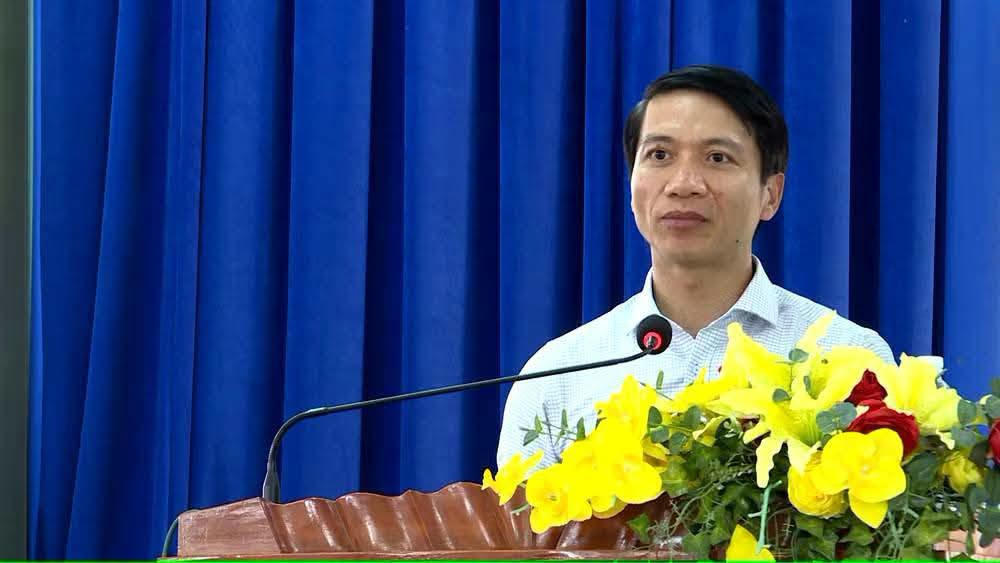 Chủ tịch Ủy ban MTTQ Việt Nam tỉnh Gia Lai Nguyễn Ngọc Lương phát biểu tại buổi tiếp xúc cử tri. Ảnh: Phi Long.