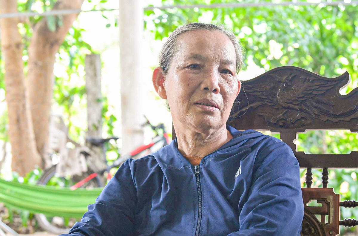 Bà Hoàng Thị Vân chậm rãi kể lại hành trình tìm kiếm kéo dài hơn 55 năm của gia đình. 