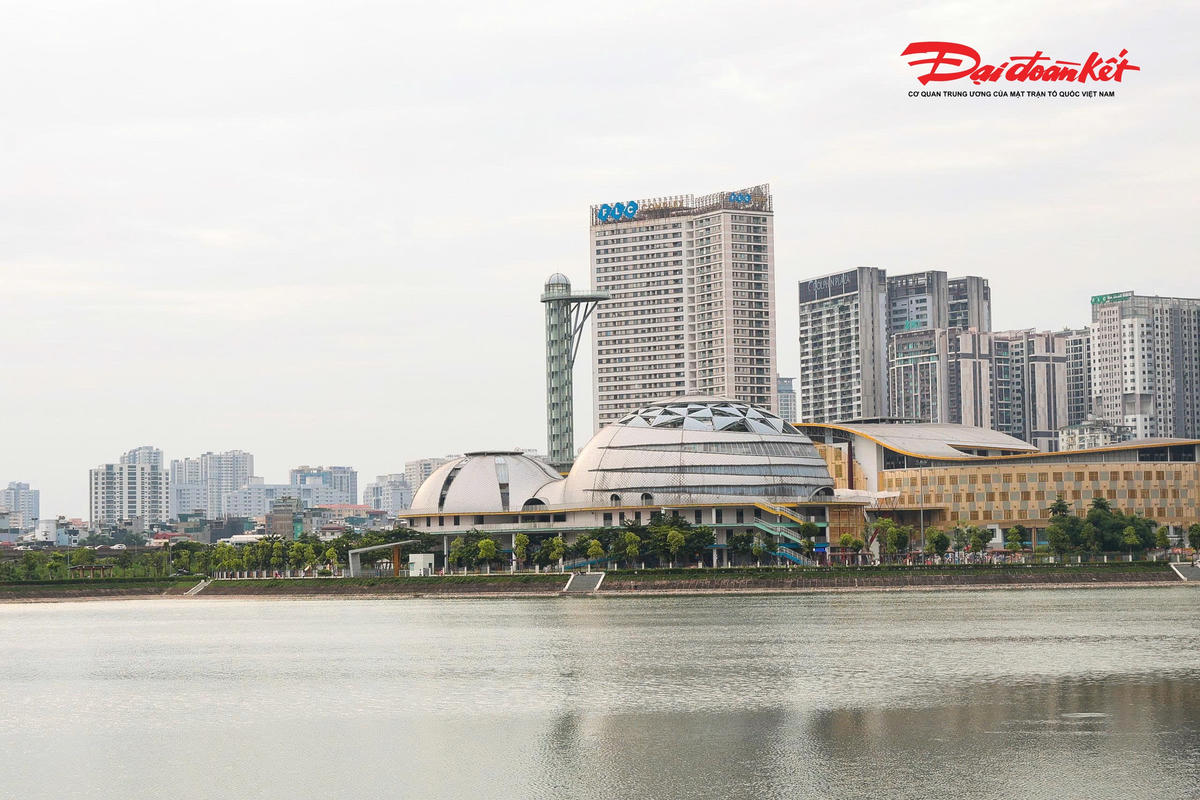Điểm nhấn nổi bật của khu vực là Cung Thiếu nhi Hà Nội với kiến trúc hiện đại, thân thiện với thiên nhiên và ứng dụng nhiều thiết bị vận hành thông minh. Công trình bao gồm nhà hát 800 chỗ, rạp chiếu phim 200 chỗ, nhà thi đấu 500 chỗ, bể bơi 10 làn, khu học tập, thư viện cùng tháp thiên văn, tạo thành tổ hợp văn hóa - giáo dục quy mô lớn dành cho thiếu nhi Thủ đô.
