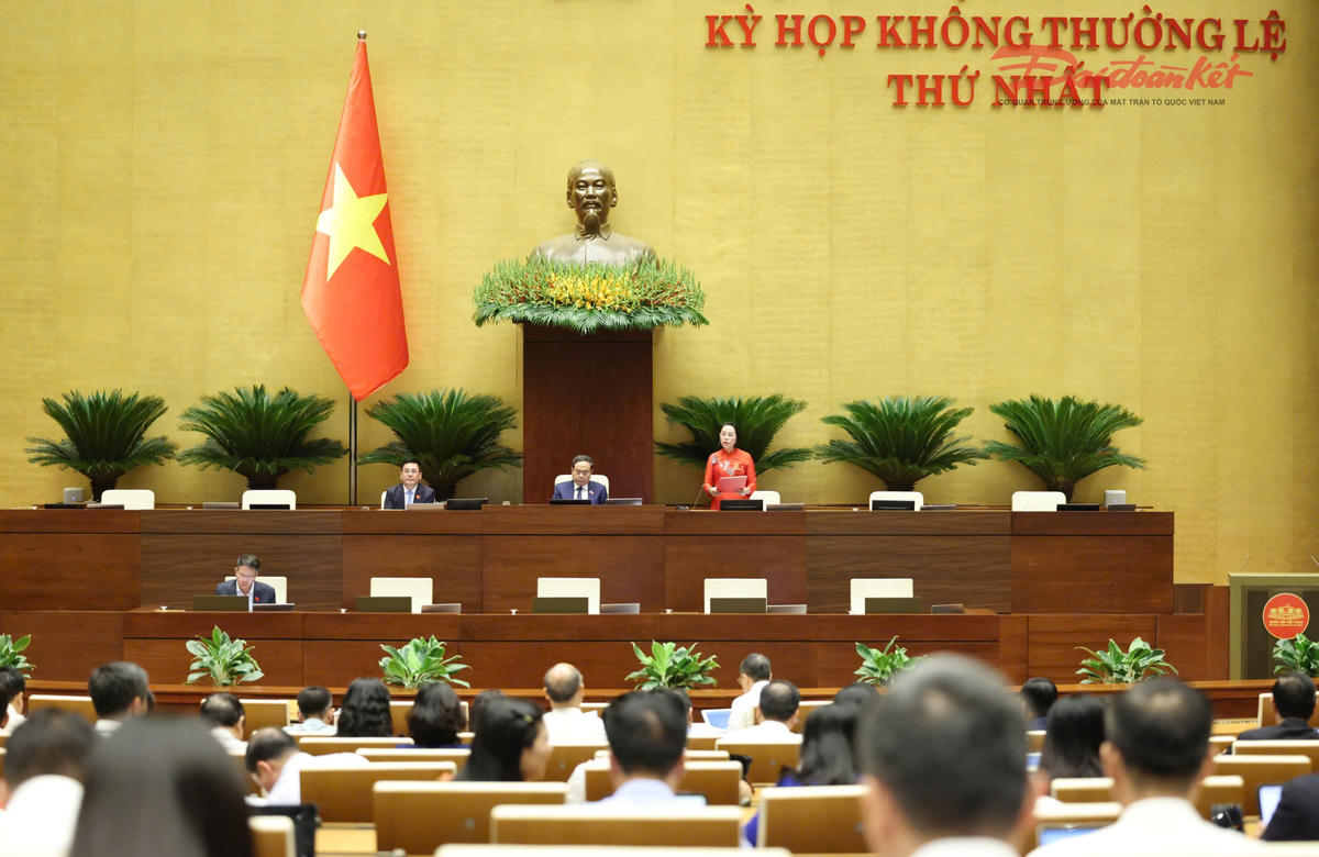 Quang cảnh phiên làm việc sáng 5/8. Ảnh: Quang Vinh