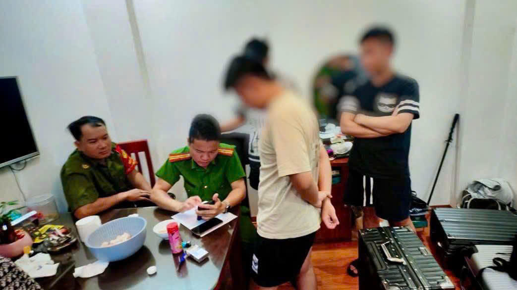Lực lượng Công an TP Đà Nẵng xử lý các đối tượng có hành vi dương tính chất ma túy. Ảnh: CA Đà Nẵng.