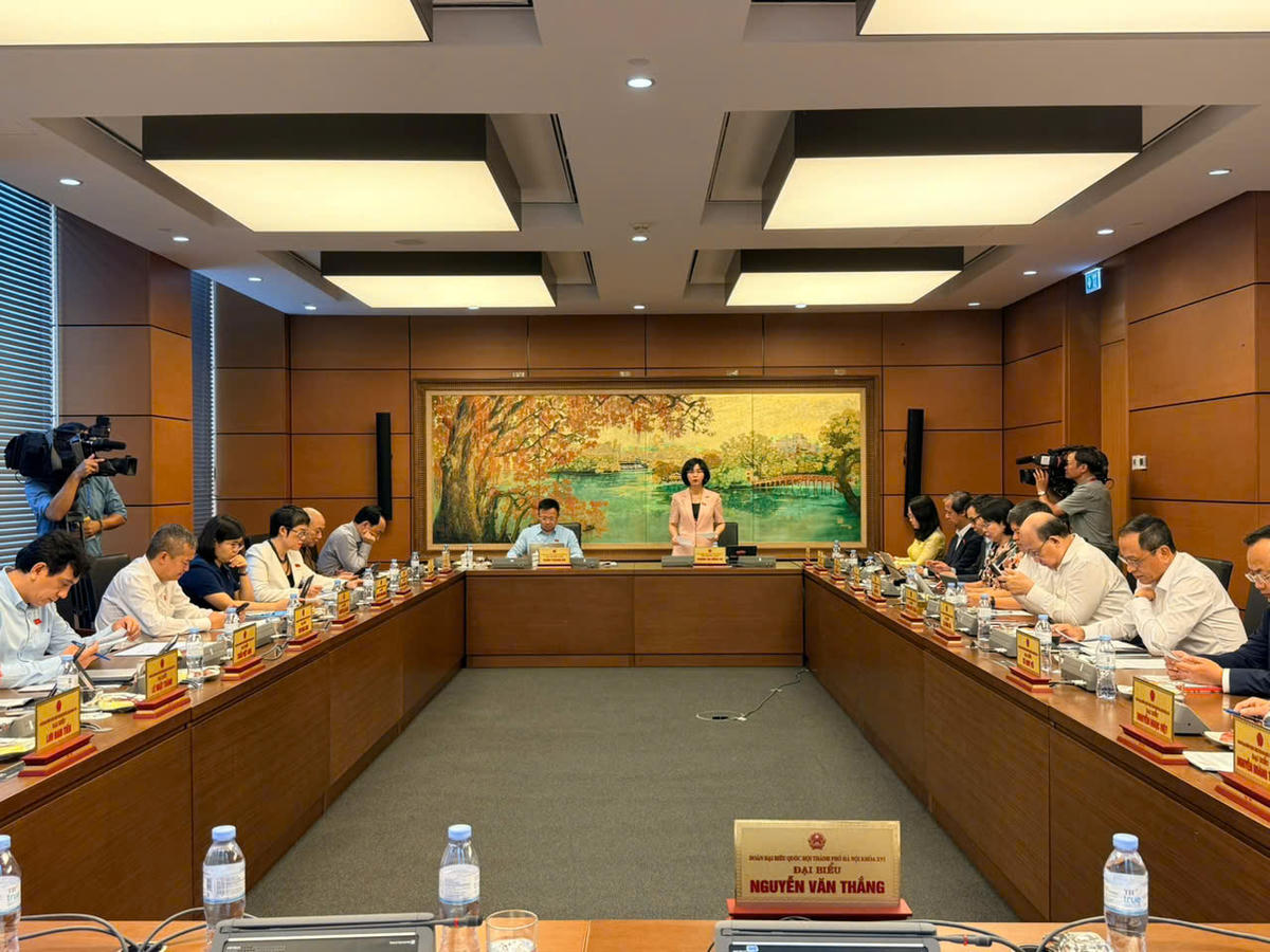 Quang cảnh phiên thảo luận tại Tổ 1 - Đoàn Đại biểu Quốc hội TP. Hà Nội sáng 5/8. Ảnh: Thu Quỳnh