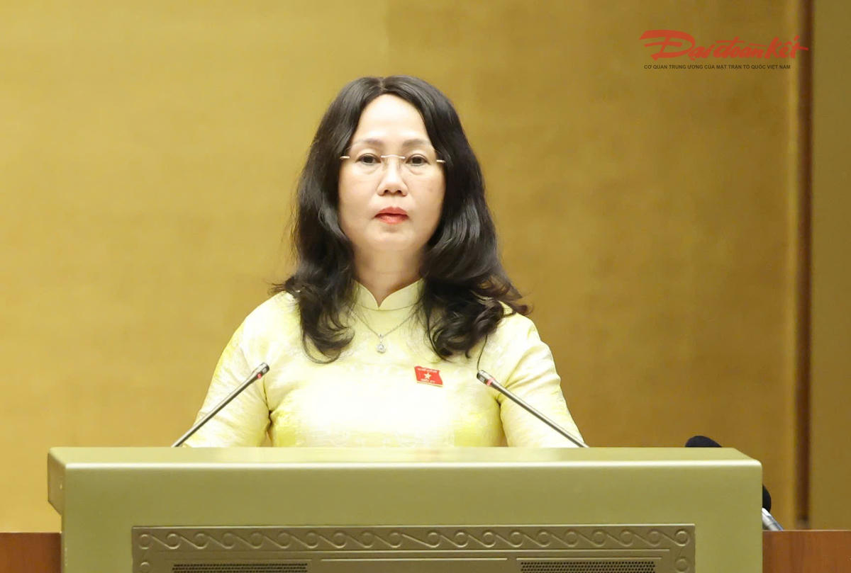 Bộ trưởng Bộ Văn hóa, Thể thao và Du lịch Lâm Thị Phương Thanh trình bày tờ trình. Ảnh: Quang Vinh