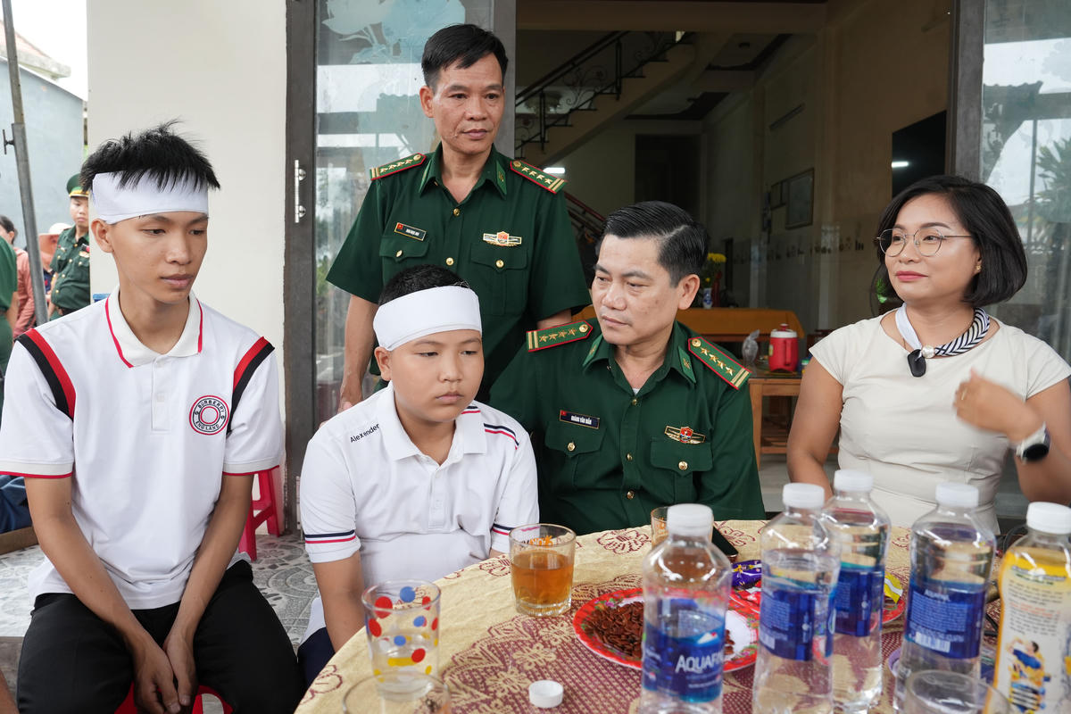 Đại tá Hoàng Văn Mẫn, Chính ủy BĐBP TP Đà Nẵng thăm hỏi hai anh em Lê Viết Hồng Anh và Lê Viết Hồng Pháp. Ảnh: BP.