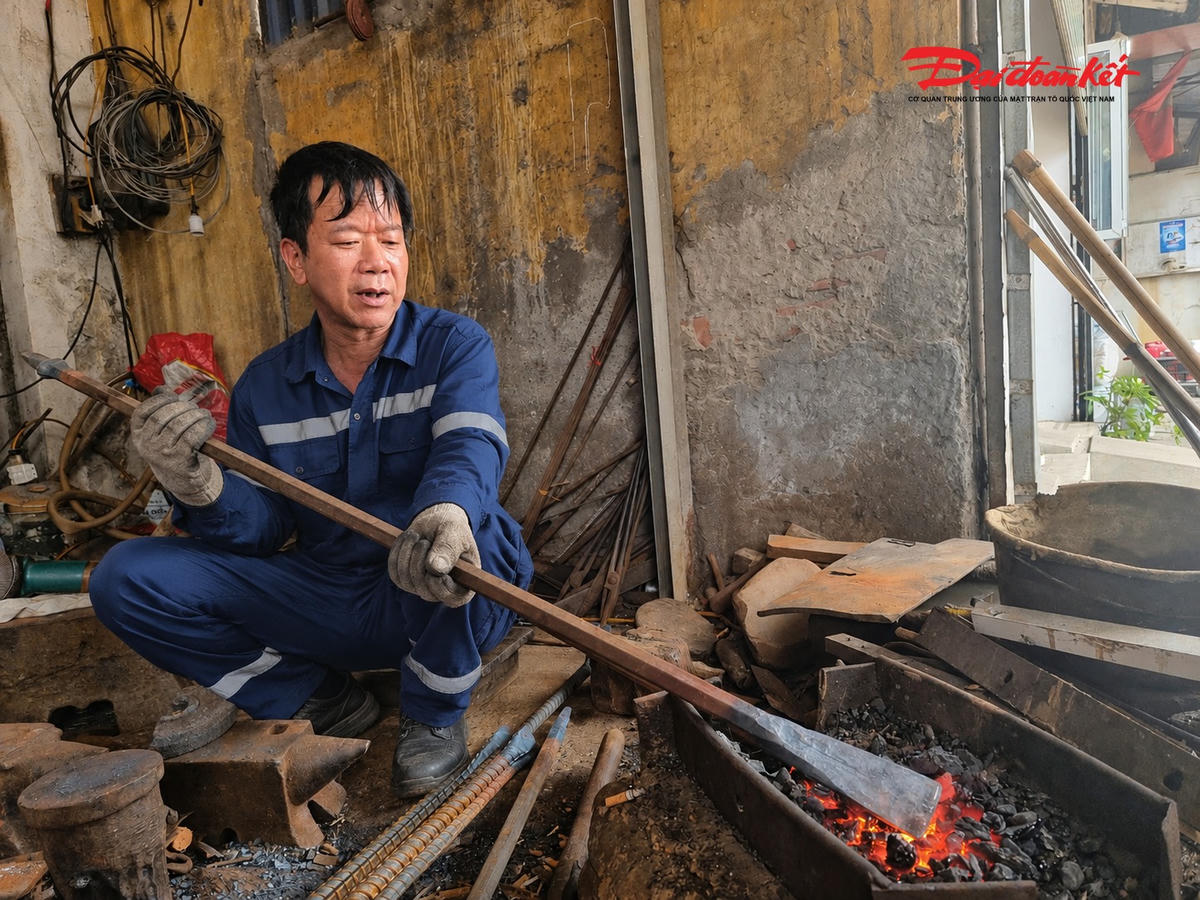Một chiếc xà beng đã cũ, bị cùn đầu đang được ông Luyến tôi luyện như mới.