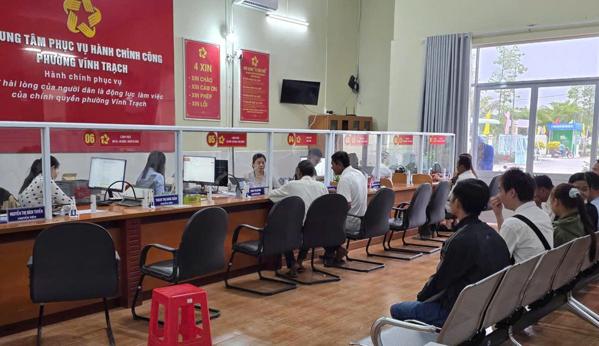 Người dân đến Trung tâm hành chính công phường Vĩnh Trạch (Cà Mau). Ảnh: Nguyên Du