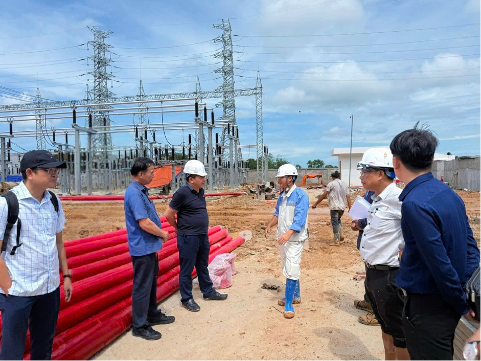 Chủ tịch HĐTV EVNSPC Lê Văn Trang (thứ 3 từ trái sang) kiểm tra công trường Dự án Trạm biến áp 220kV Phú Quốc.