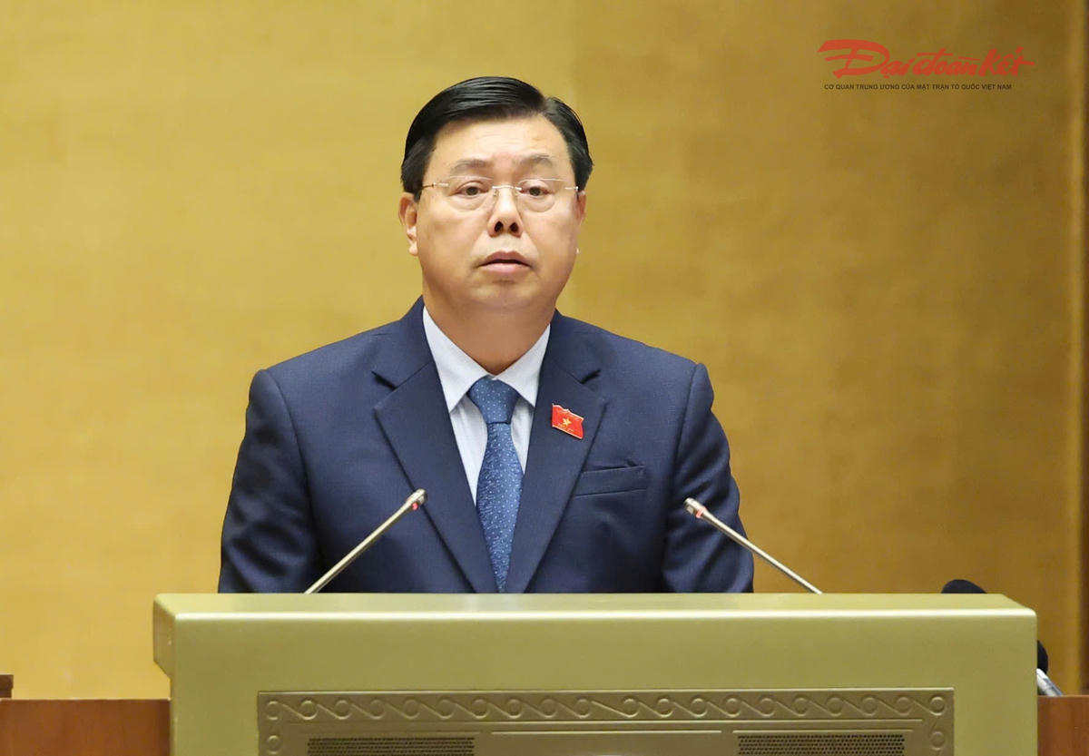 Bộ trưởng Bộ Nội vụ Nguyễn Tiến Hải trình bày Tờ trình. Ảnh: Quang Vinh