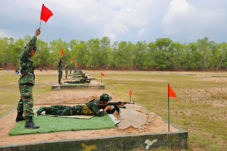 Huấn luyện kiểm tra nội dung bắn đạn thật súng tiểu liên AK bài 1 của chiến sĩ mới Trung đoàn 6, Bộ Tư lệnh TP Hồ Chí Minh ngày 19/5. Ảnh: Lê Trầm/Báo Quân khu 7.