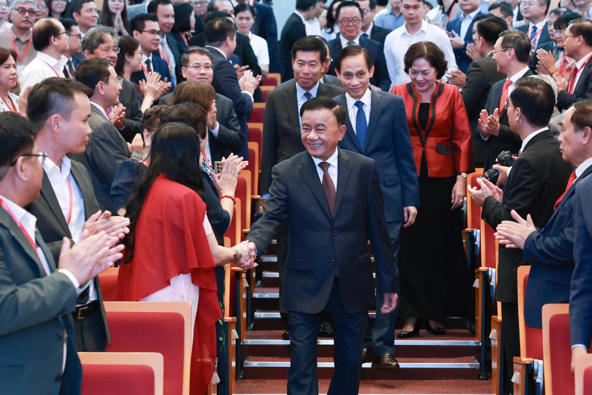 Uỷ viên Bộ Chính trị, Thường trực Ban Bí thư Trần Cẩm Tú dự và phát biểu chỉ đạo phiên họp (Ảnh: Nguyễn Hải)