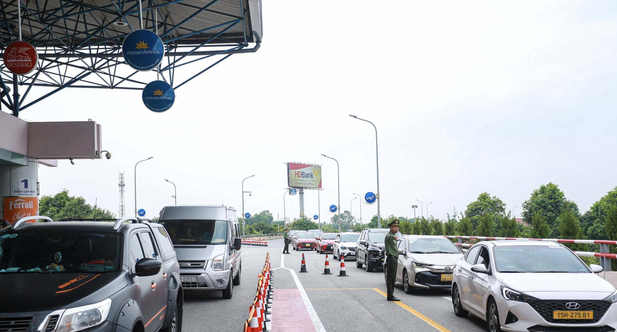 Cảng hàng không quốc tế Nội Bài điều chỉnh khu vực đón khách dành cho xe dịch vụ dưới 9 chỗ tại làn 3 trước sảnh E, Nhà ga T1 sau khi tiếp nhận phản ánh từ hành khách.