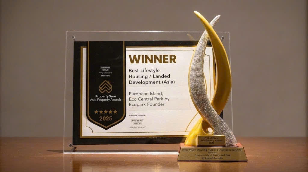 A trophy on a table

Description automatically generated