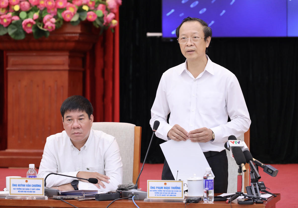 Thứ trưởng Bộ GDĐT Phạm Ngọc Thưởng trả lời báo chí tại họp báo.