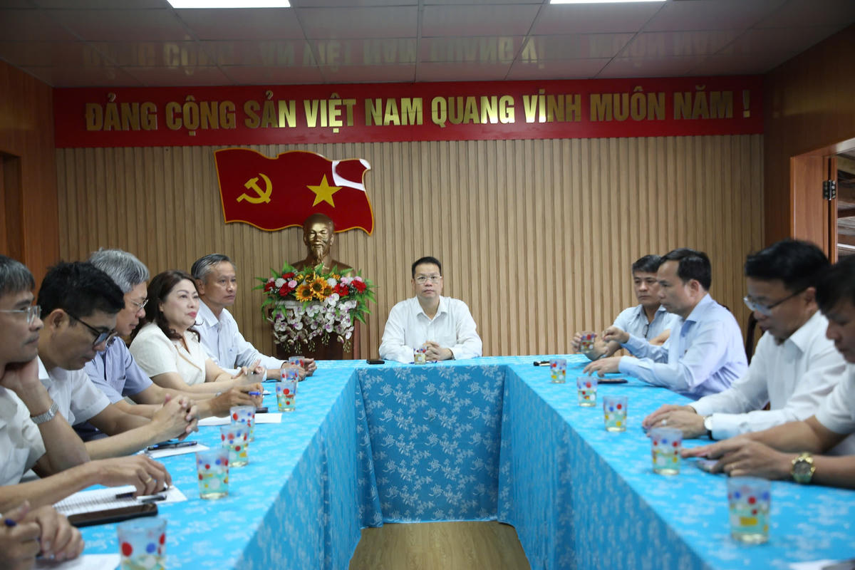 Chủ tịch UBND TP Đà Nẵng Nguyễn Mạnh Hùng làm việc với các đơn vị. Ảnh: NT.