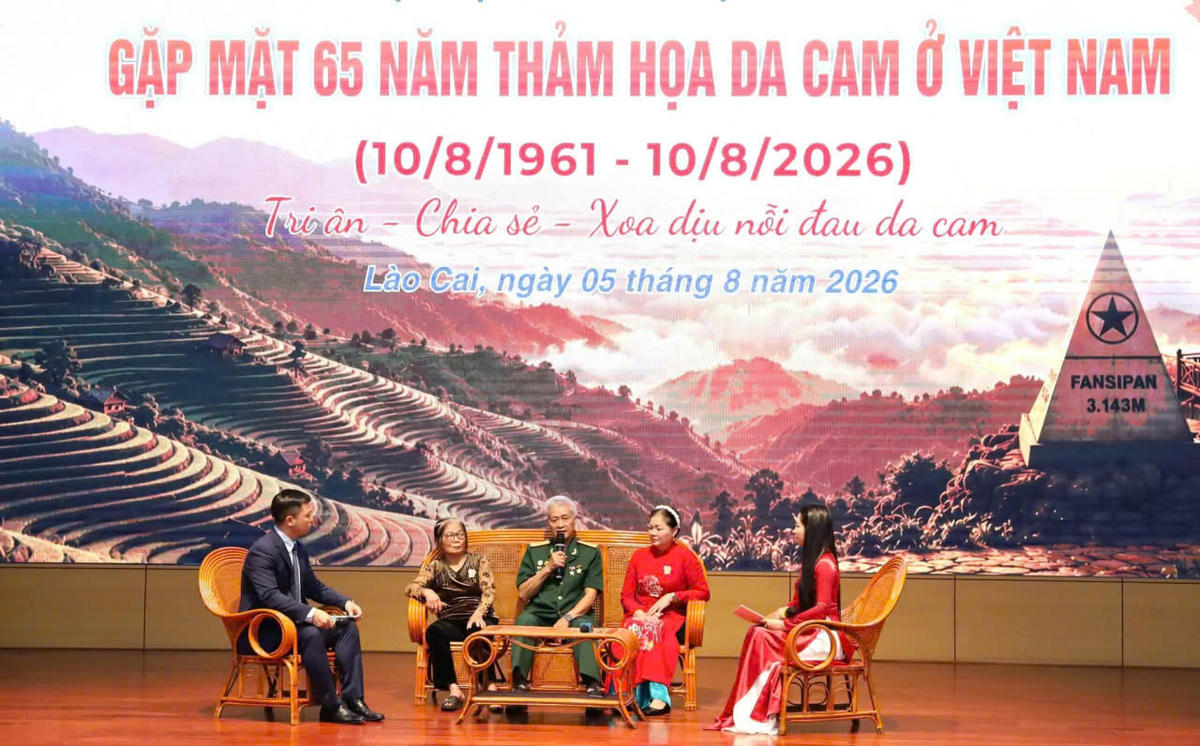 Giao lưu, tọa đàm tại chương trình. Ảnh: MTTQ Lào Cai.