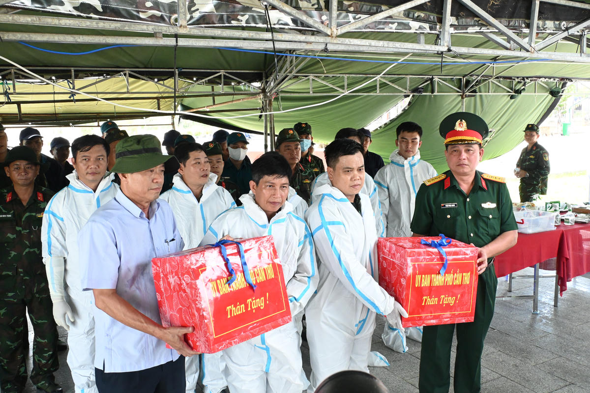 Ban Chỉ đạo 515 TP Cần Thơ thăm hỏi các cán bộ, chiến sĩ đang làm nhiệm vụ tại Nghĩa trang Liệt sĩ Ô Môn. Ảnh HT