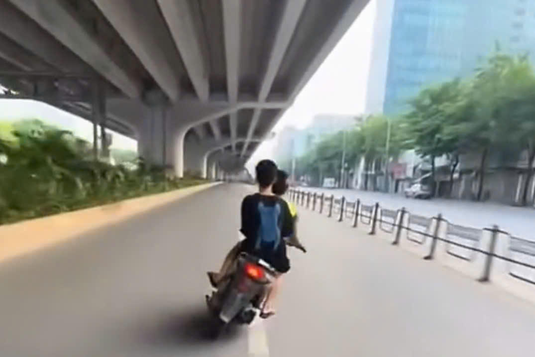 Hình ảnh hai thiếu niên điều khiển xe máy lạng lách, đánh võng trên đường Phạm Văn Đồng được người dân ghi lại và đăng tải lên mạng xã hội.