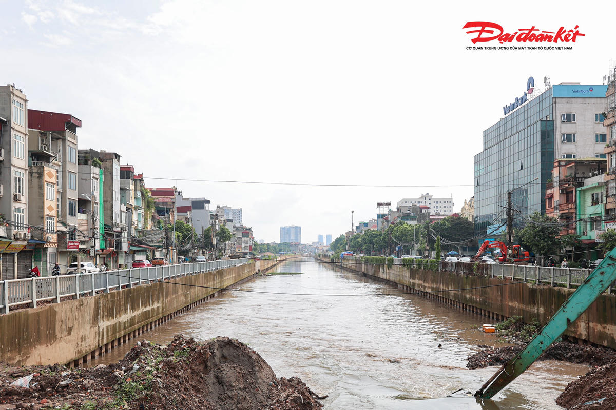 Dự án được khởi công từ năm 2015, có tổng mức đầu tư hơn 4.722 tỷ đồng, Trạm bơm tiêu Yên Nghĩa và kênh La Khê là hai hạng mục trọng tâm nhằm tăng cường khả năng tiêu thoát nước cho khu vực phía Tây thành phố.