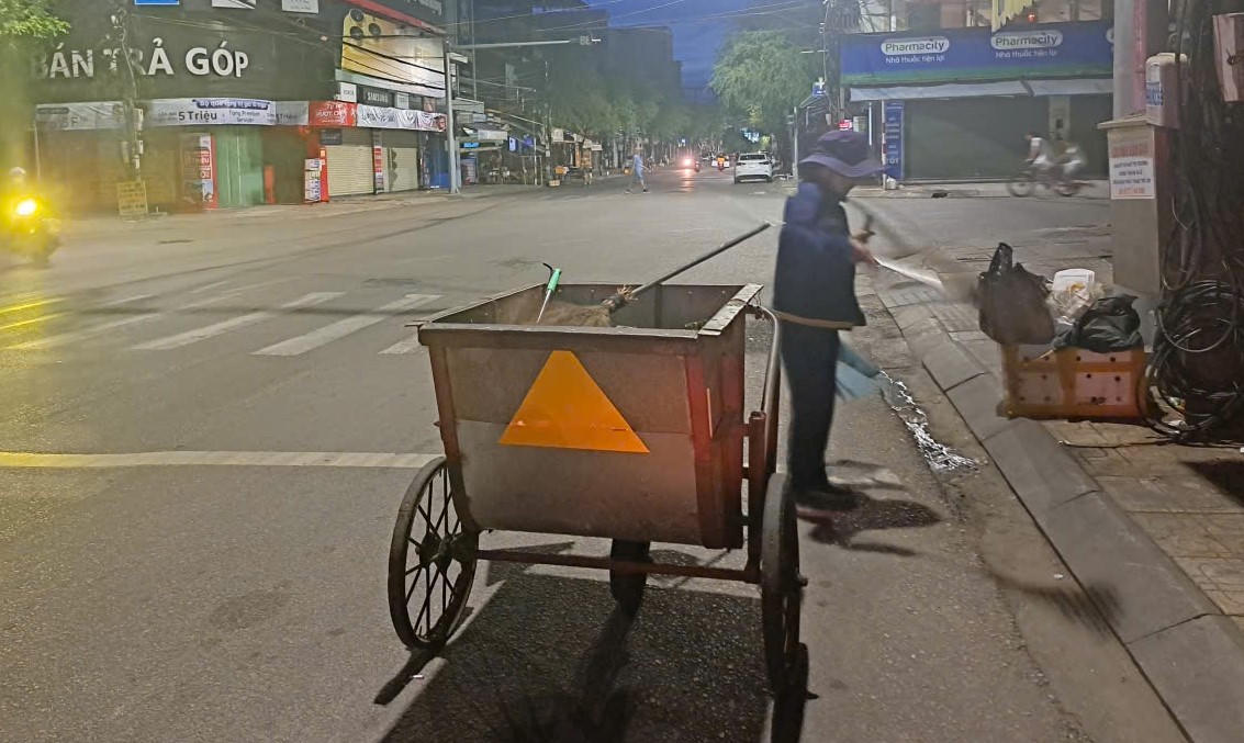 Công nhân vệ sinh môi trường quét dọn làm trên tuyến đường Trần Cao Vân, phường Tam Kỳ, TP Đà Nẵng. Ảnh: Tấn Thành.