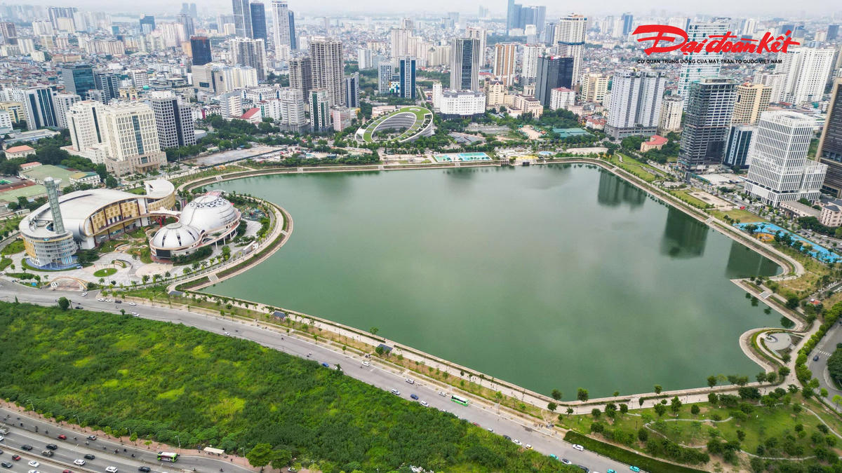 Tuyến phố bắt đầu từ nút giao phố Tôn Thất Thuyết tại Hội Liên hiệp Phụ nữ thành phố Hà Nội (đối diện Tòa án nhân dân Khu vực 4) và kết thúc tại nút giao phố Dương Đình Nghệ, đối diện trụ sở Cục Hải quan. Tuyến đường đi qua nhiều cơ quan, đơn vị lớn như Bộ Nội vụ, Hội Liên hiệp Phụ nữ Hà Nội, Tập đoàn Viettel và Trạm Y tế phường Cầu Giấy.