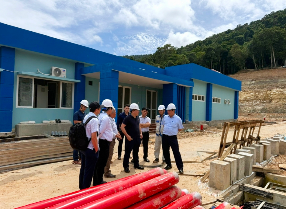 Tổng giám đốc EVN Nguyễn Anh Tuấn (ngoài cùng bên phải) và Chủ tịch HĐTV EVNSPC Lê Văn Trang (hàng đầu, thứ 2 từ phải sang) có mặt kiểm tra tiến độ dự án Trạm biến áp 220kV Phú Quốc.