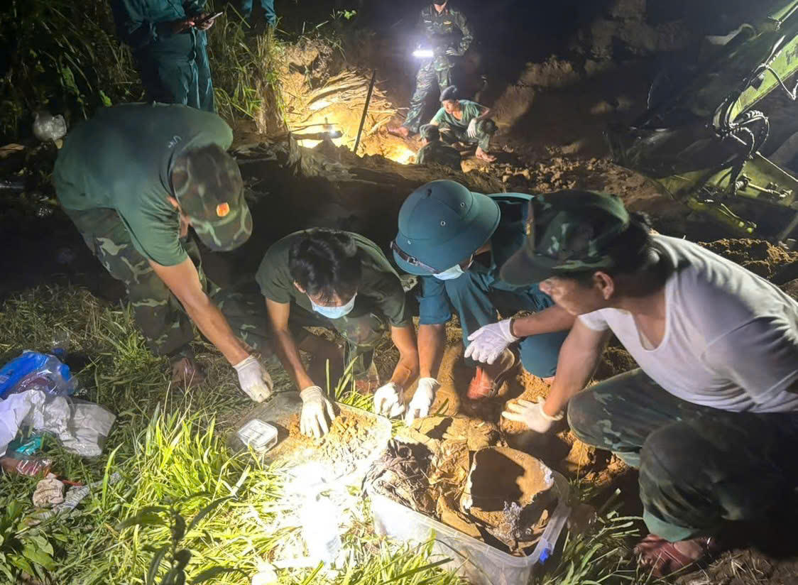 Lực lượng chức năng khai quật hầm trú ẩn phát hiện nhiều di vật của liệt sĩ. Ảnh: QS.