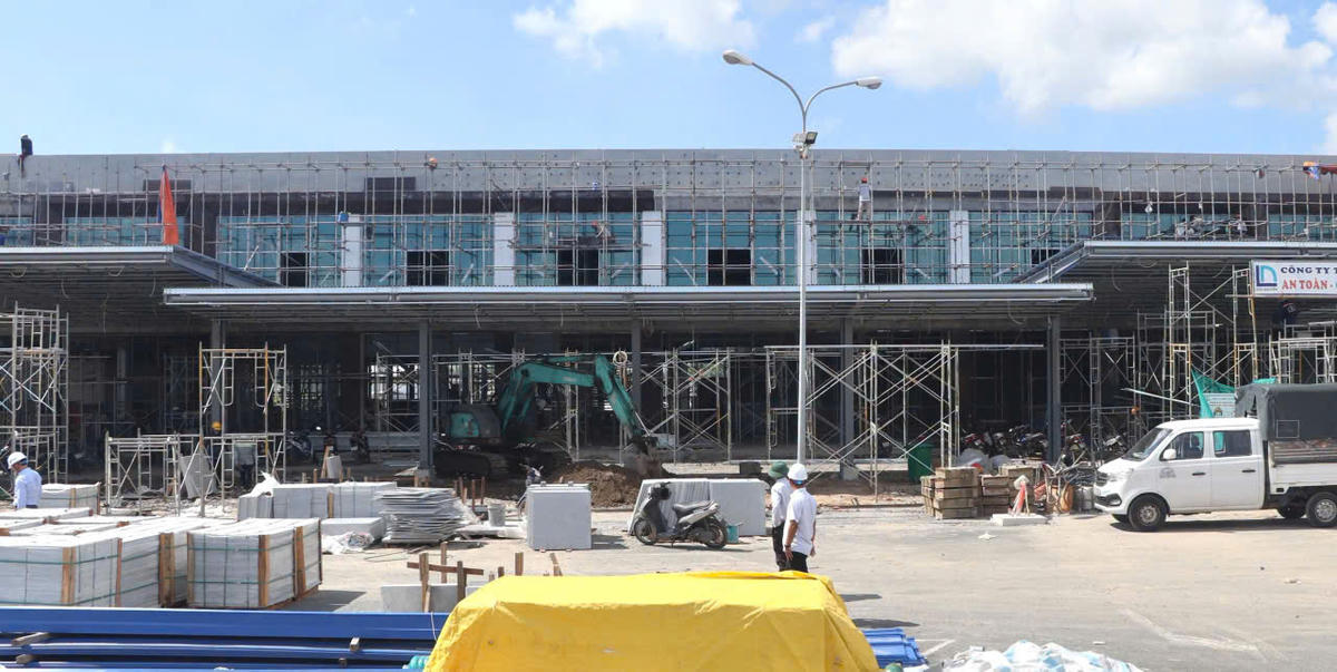 Dự án mở rộng, nâng cấp Cảng hàng không Cà Mau là công trình trọng điểm có vị trí chiến lược quan trọng về quốc phòng - an ninh, đóng vai trò là cửa ngõ giao thông hàng không kết nối vùng đất cực Nam của Tổ quốc với các trung tâm kinh tế, chính trị lớn trên cả nước.Ảnh: TP