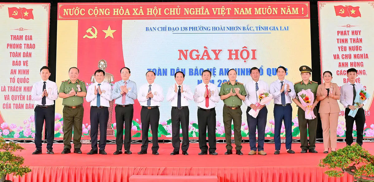 Các đại biểu chụp ảnh lưu niệm. Ảnh: ĐS.
