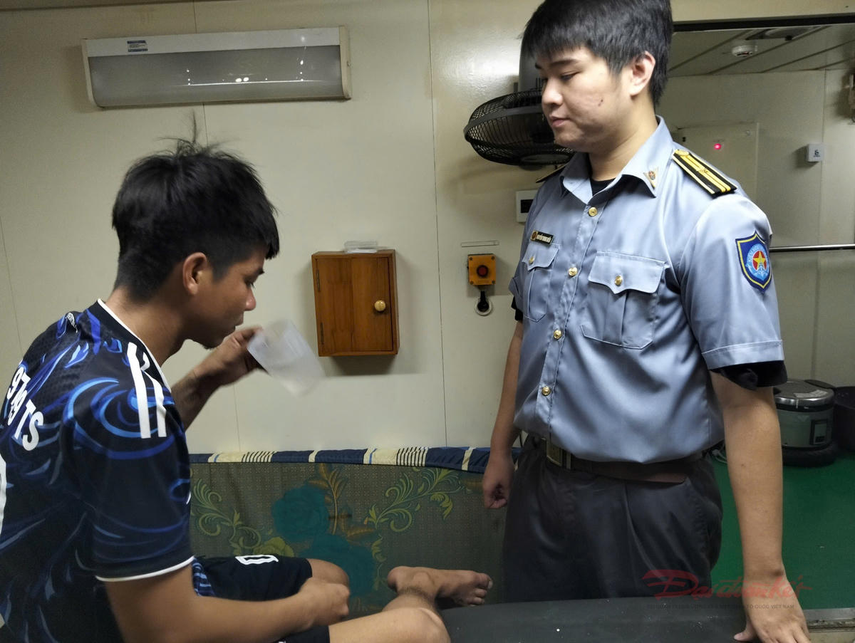 Tàu kiểm ngư kịp thời cấp cứu một ngư dân bị bệnh trên biển