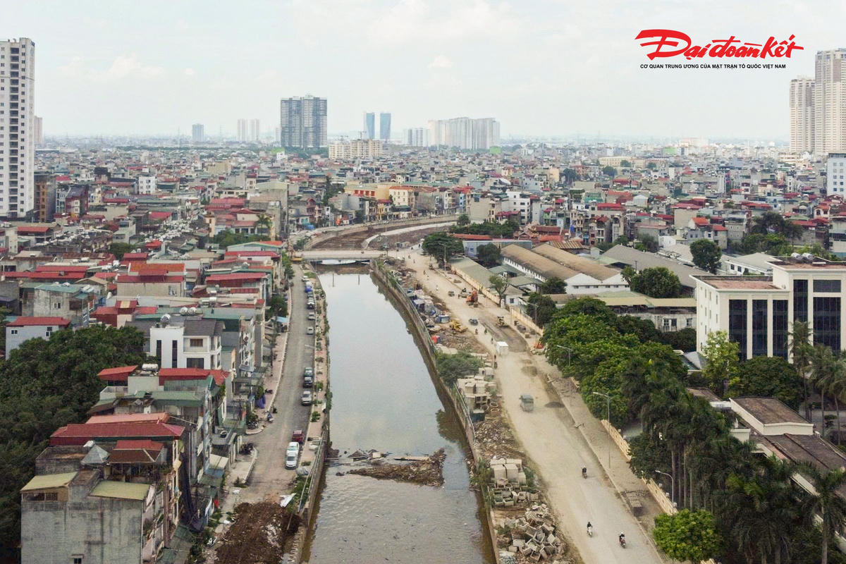 Sau nhiều năm thi công dang dở, công trường cải tạo kênh La Khê đang trở nên sôi động khi các nhà thầu huy động tối đa nhân lực, máy móc để đẩy nhanh tiến độ. Đây là hạng mục quan trọng thuộc Dự án cải thiện hệ thống tiêu nước khu vực phía Tây Hà Nội, với mục tiêu hoàn thành trước ngày 30/9.