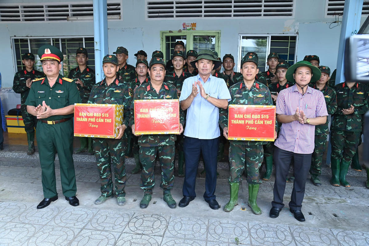 Ban Chỉ đạo 515 TP Cần Thơ thăm hỏi các cán bộ, chiến sĩ trong Đội tìm kiếm, quy tập hài cốt liệt sĩ lâm thời tại điểm lấy hài cốt liệt sĩ ở xã Phong Điền. Ảnh HT