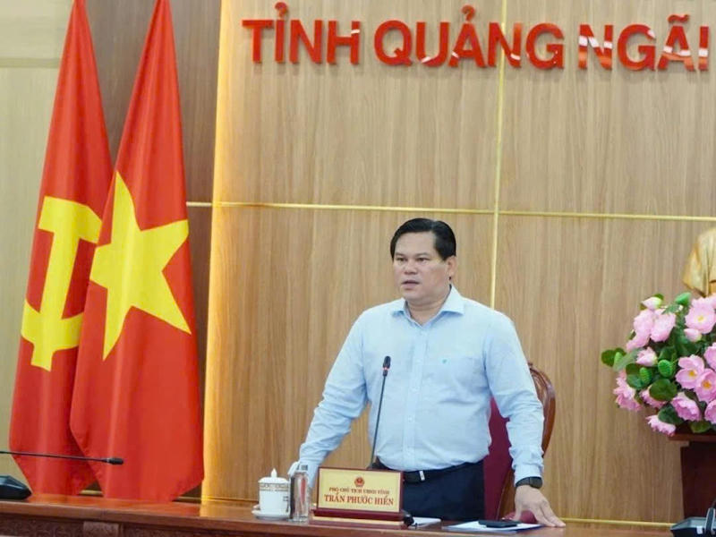 Phó Chủ tịch UBND tỉnh Quảng Ngãi Trần Phước Hiền yêu cầu tập trung tháo gỡ các vướng mắc về giải phóng mặt bằng, đẩy nhanh tiến độ các dự án lưới điện trên địa bàn tỉnh. Ảnh: BT.