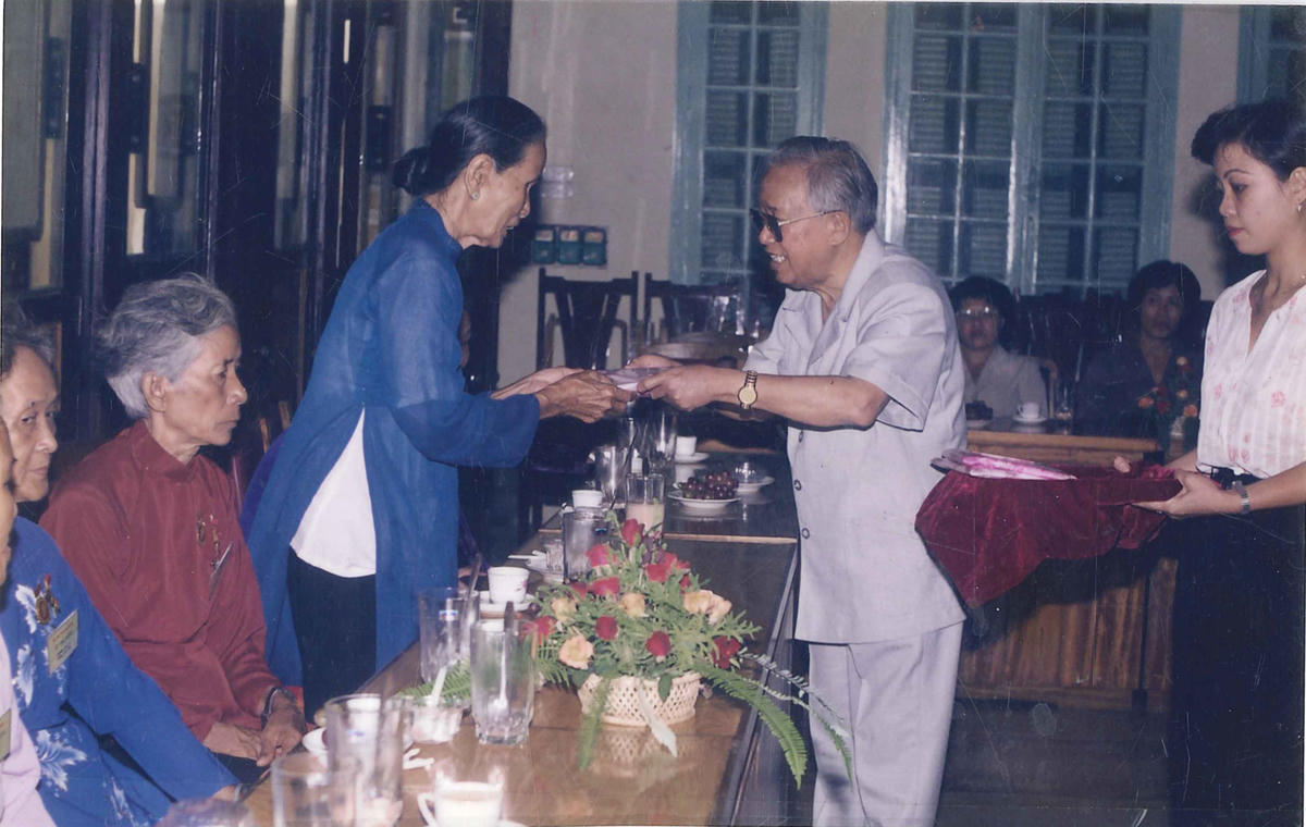 Chủ tịch Lê Quang Đạo tiếp các Mẹ Việt Nam Anh hùng (năm 1998).