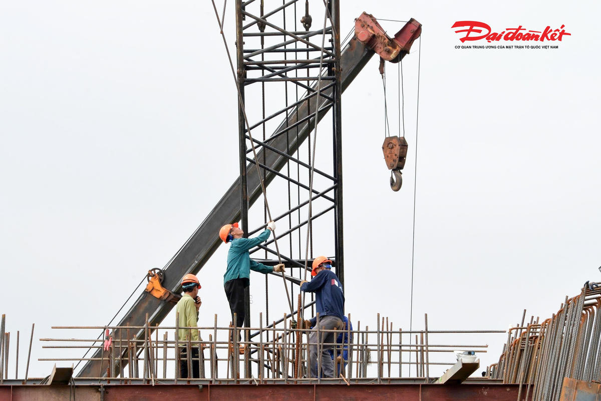 Ban Quản lý dự án đặt mục tiêu thông xe kỹ thuật cầu Hồng Hà vào tháng 7/2027 và hoàn thành toàn bộ công trình trong tháng 10/2027, góp phần hoàn thiện tuyến Vành đai 4 - Vùng Thủ đô Hà Nội, tăng cường kết nối giao thông liên vùng và đáp ứng yêu cầu đưa công trình vào khai thác trước Hội nghị APEC năm 2027.