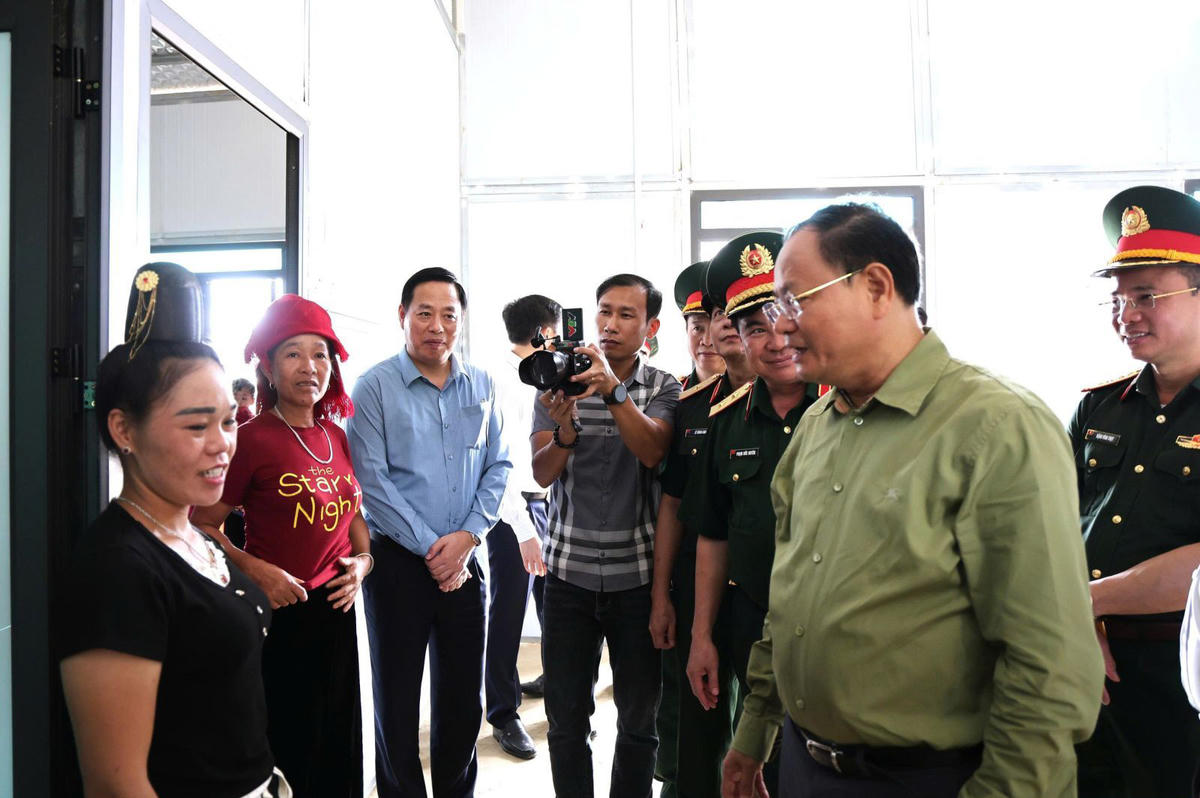 Lãnh đạo tỉnh Lai Châu thăm hỏi, động viên các gia đình. Ảnh: Cổng TTĐT tỉnh Lai Châu.