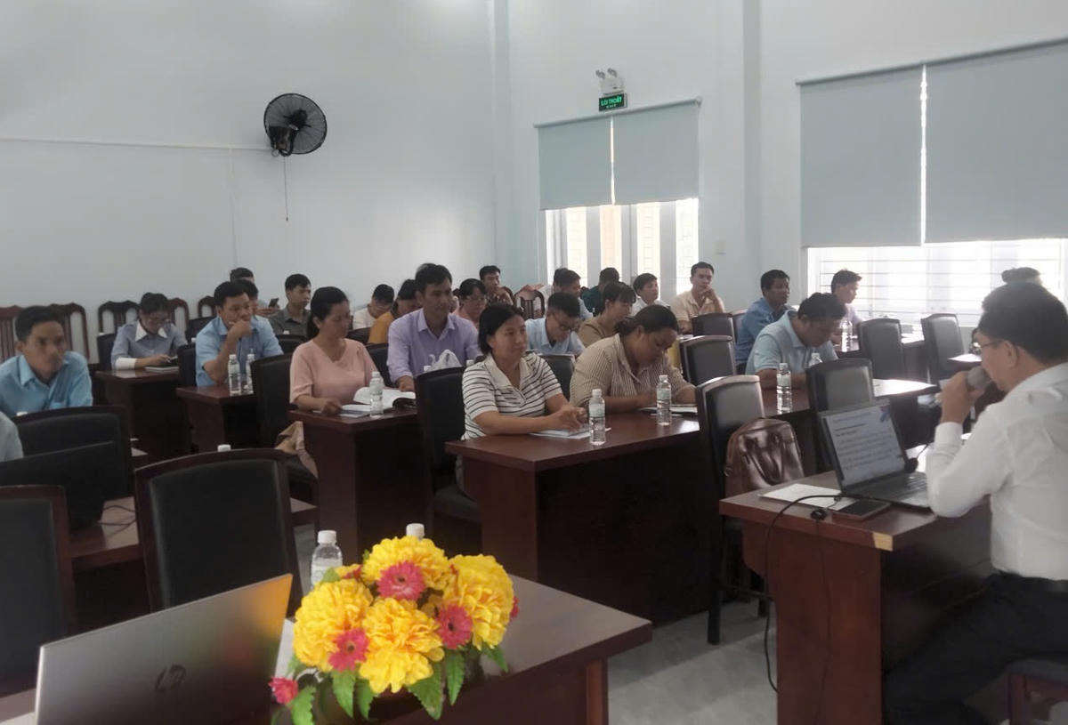 Các đại biểu tham dự buổi tập huấn. 