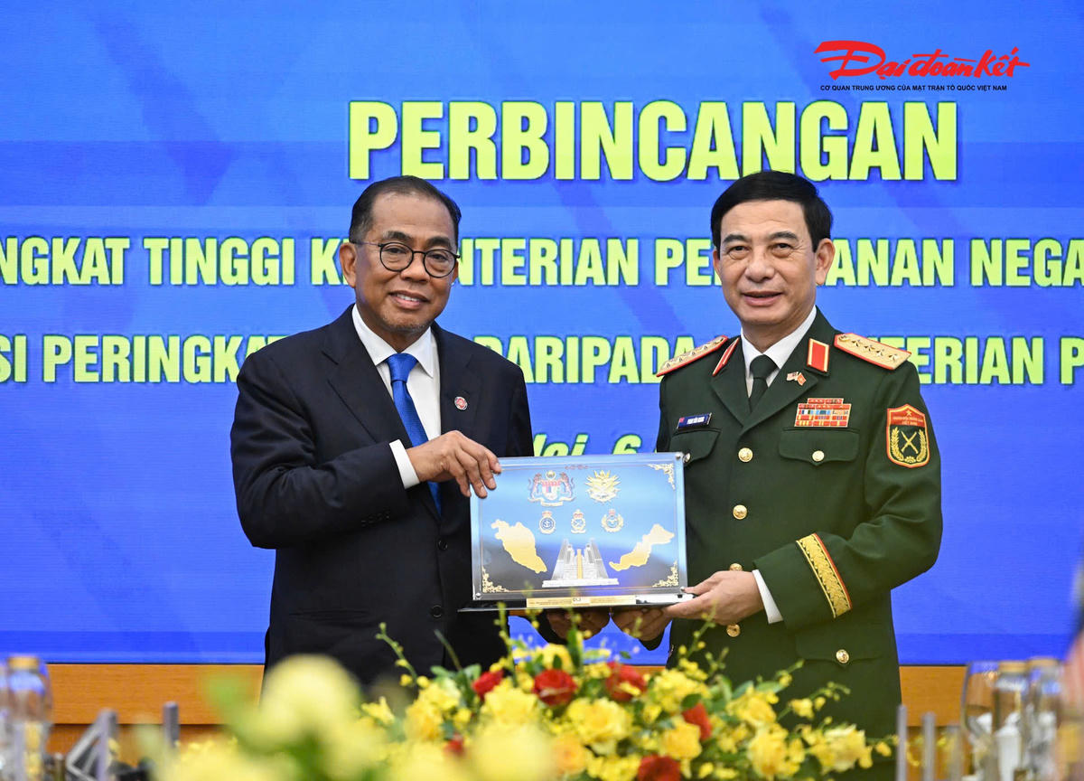 Đại tướng Phan Văn Giang và Bộ trưởng Dato' Seri Mohamed Khaled bin Nordin trao quà lưu niệm. Ảnh: Quang Vinh