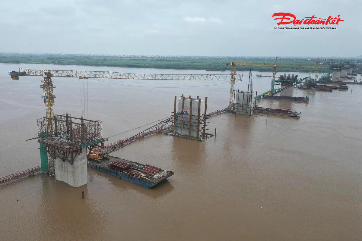 Cuối tháng 7/2026, các nhà thầu tại cầu Hồng Hà đã hoàn thành 917/941 cọc khoan nhồi; đổ bê tông 55/70 bệ trụ; thi công 50/70 thân trụ với 141/225 đốt thân trụ đã hoàn thành; hoàn thành bê tông xà mũ tại 9 trụ...