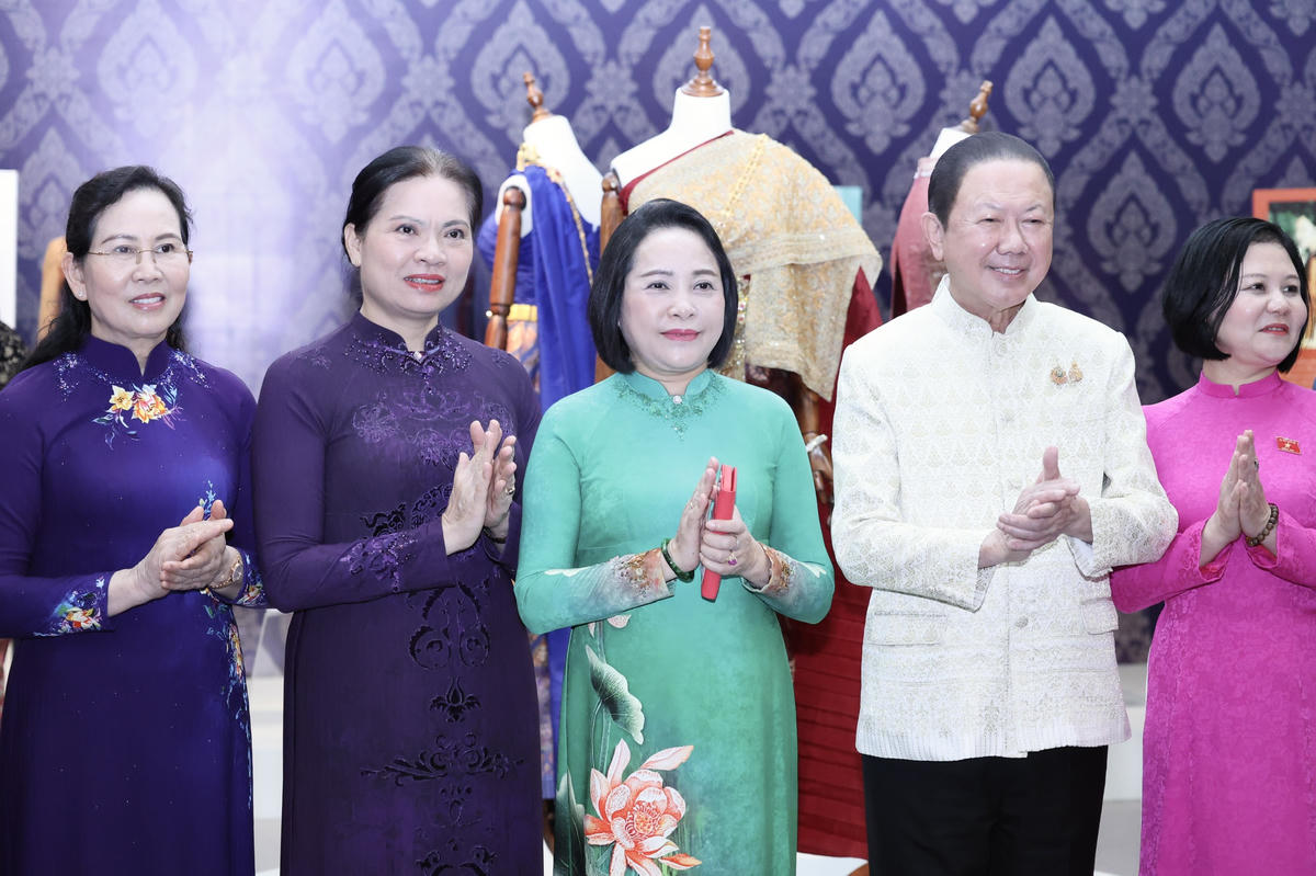 Các đại biểu hai nước Việt Nam - Thái Lan chúc mừng thành công của triển lãm.