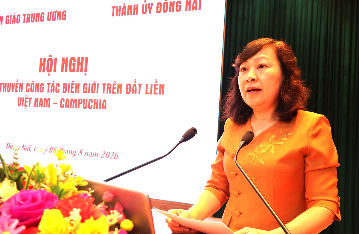 Chủ tịch Ủy ban MTTQ Việt Nam TP Đồng Nai Huỳnh Thị Hằng phát biểu khai mạc hội nghị. Ảnh: Q.Đ.