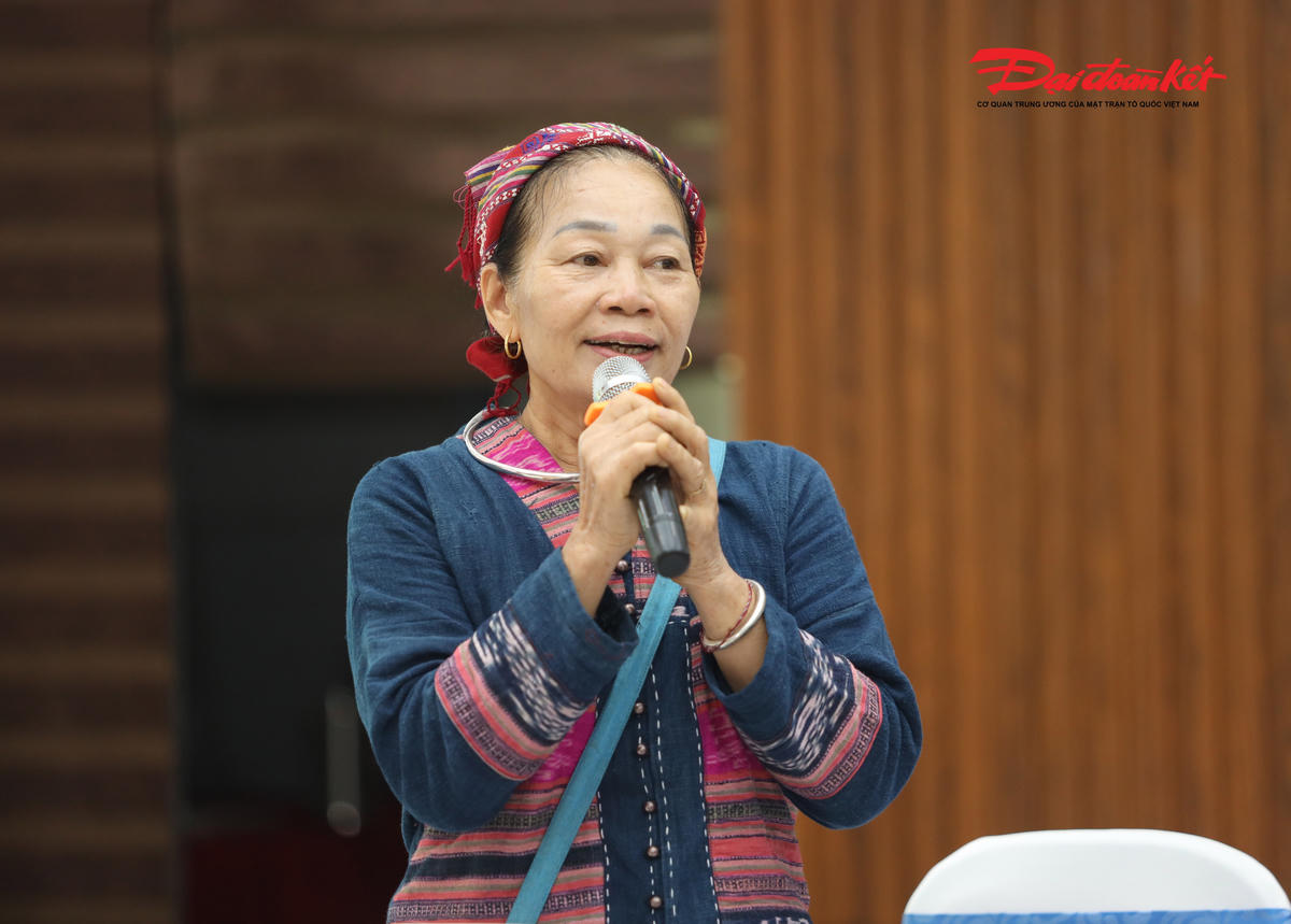 Bà Sầm Thị Xanh, người có uy tín ở xã Châu Tiến (Nghệ An) nhấn mạnh, vai trò bảo tồn bản sắc văn hóa dân tộc là nhiệm vụ quan trọng, góp phần gìn giữ cội nguồn và tăng cường khối đại đoàn kết. Ảnh: Điền Bắc