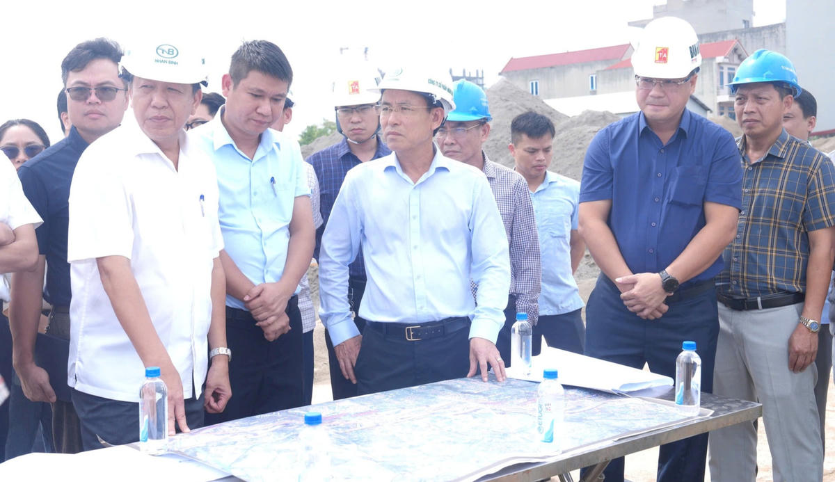 Qua kiểm tra thực địa, ông Nguyễn Trọng Đông - Phó Bí thư Thường trực Thành ủy Hà Nội yêu cầu các chủ đầu tư, nhà thầu tập trung tối đa nhân lực, thiết bị, tổ chức thi công đồng loạt, bảo đảm tiến độ các công trình giao thông trọng điểm.