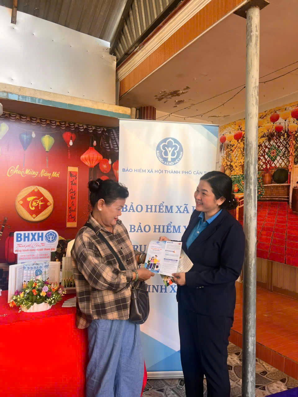 Chị Lê Thị Trúc Linh ở khu vực 5, phường Vị Tân (bìa trái) đang được bà Nguyễn Thị Huỳnh Hân - Giám đốc BHXH cơ sở Vị Tân tuyên truyền, tư vấn về chính sách BHXH tự nguyện tại Tịnh xá Ngọc Chương (phường Vị Tân). Ảnh: Quỳnh Anh