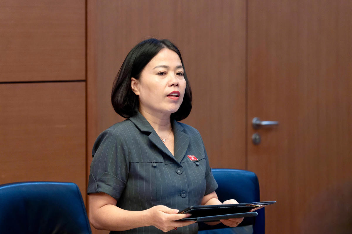 Đại biểu Lý Thị Lan, Đoàn ĐBQH tỉnh Tuyên Quang phát biểu.