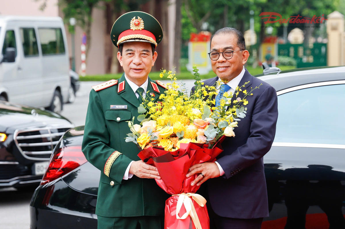 Đại tướng Phan Văn Giang đón Bộ trưởng Bộ Quốc phòng Malaysia Dato' Seri Mohamed Khaled bin Nordin. Ảnh: Quang Vinh