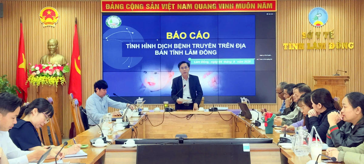 Quang cảnh hội nghị đánh giá tình hình dịch bệnh truyền nhiễm.