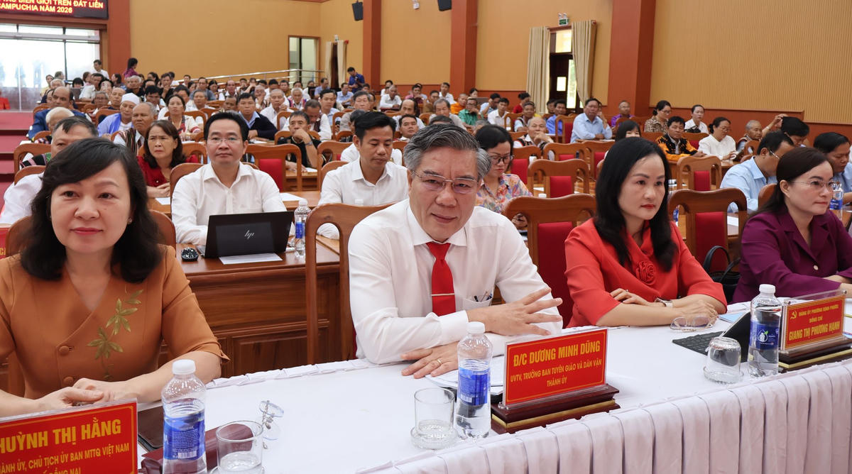 Các lãnh đạo đại diện các ban, ngành Trung ương và TP. Đồng Nai dự hội nghị. Ảnh: Q.Đ.