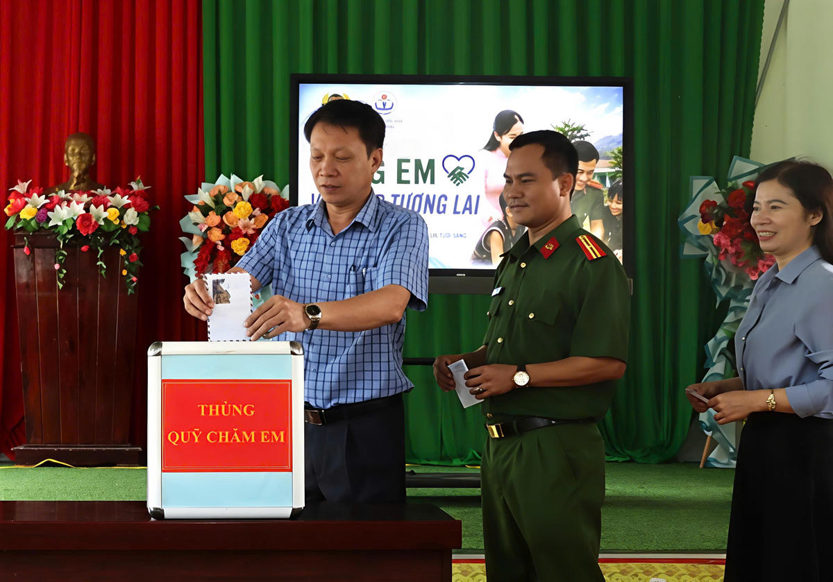 Lãnh đạo, Công an xã Tu Mơ Rông cùng thầy cô giáo Trường Tiểu học Kim Đồng tham gia ủng hộ chăm sóc học sinh khó khăn. Ảnh: TM.