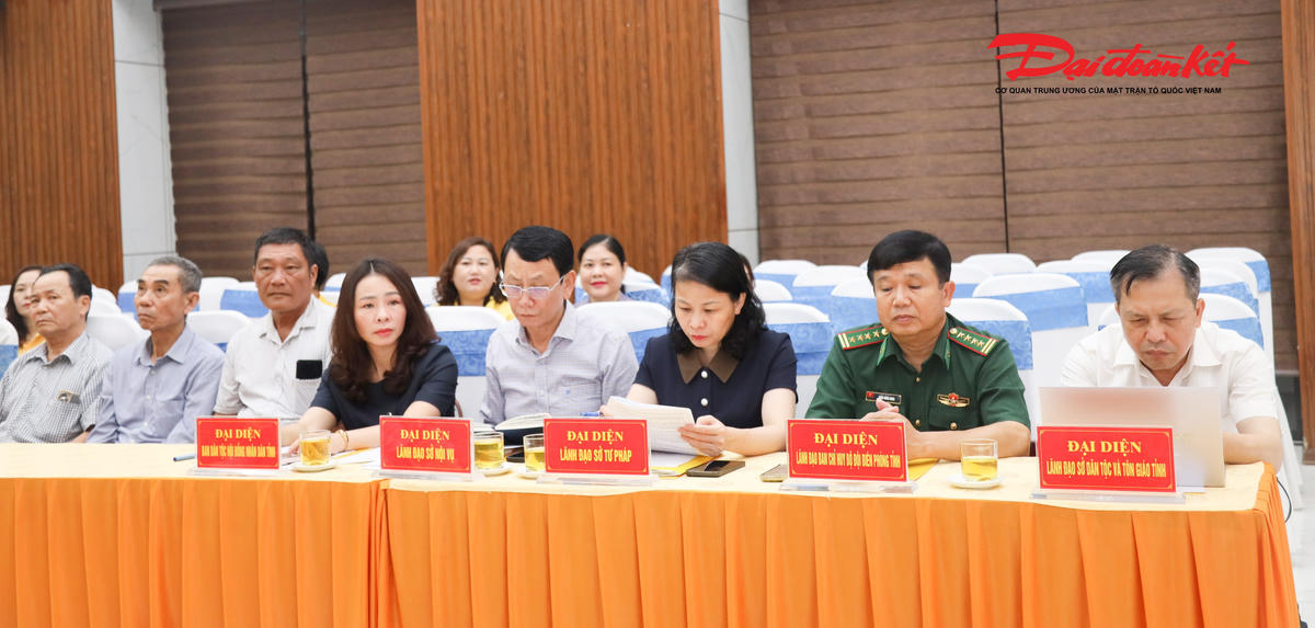 Đại diện lãnh đạo Sở, ngành, Bộ đội Biên phòng tỉnh Nghệ An tham dự buổi toạ đàm. Ảnh: Điền Bắc
