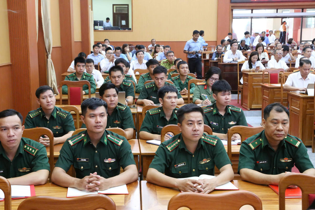 Bộ đội Biên phòng - lực lượng chủ trì nòng cốt, chuyên trách bảo vệ chủ quyền lãnh thổ, an ninh biên giới quốc gia dự hội nghị. Ảnh: Q.Đ.